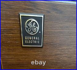 GE VHS Video Cassette Recorder VQL0688 With Cables Manuals Vintage 1970s