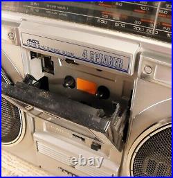 VINTAGE 1980s SANYO M9935K BOOMBOX RADIO AM/FM/SW & CASSETTE PLAYER RECORDER