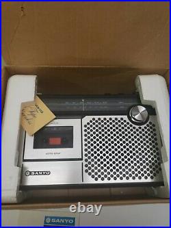 Vintage 1970's Portable Sanyo FM/AM Radio Cassette Tape Recorder M2405R with Box